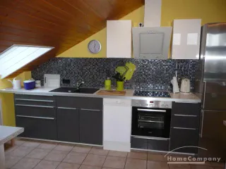 2 Zi.Whg., möbliert, im 1. OG eines 2-Familienhauses, saniere Whg. mit großer Loggia.