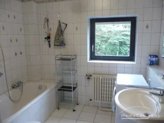2 Zi.Whg., möbliert, im 1. OG eines 2-Familienhauses, saniere Whg. mit großer Loggia.