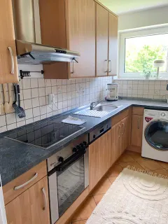 3 Zi.Whg., möbliert, 2. OG, mit Balkon.