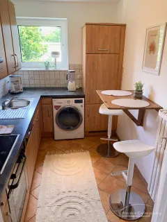 3 Zi.Whg., möbliert, 2. OG, mit Balkon.