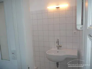 2 Zi.-Whg., möbliert, 2. OG, schöne Altbauwohnung in der guter, zentraler Lage.