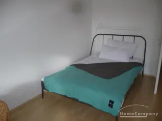 1 Zi. Whg., möbliert, 1. OG im Mehrfamilienhaus, mit Balkon.