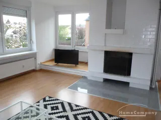 4 Zi.Whg., möbliert, 1. OG, mit Balkon.