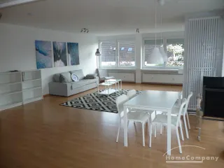 4 Zi.Whg., möbliert, 1. OG, mit Balkon.