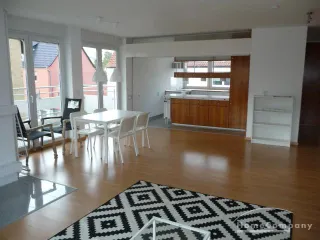 4 Zi.Whg., möbliert, 1. OG, mit Balkon.