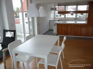 4 Zi.Whg., möbliert, 1. OG, mit Balkon.