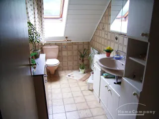 3 Zi.Whg., möbliert, gut gepflegte Wohnung, 1. OG, 2 Balkone, im Grünen.