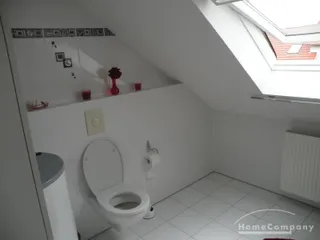2 möblierte Zi. mit sep. Bad. Im 2. OG eines 1 Fam.-Hauses.