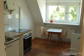 2 Zi.Whg., mit gr. Balkon, 2. Etage, möbliert.