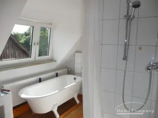2 Zi.Whg., mit gr. Balkon, 2. Etage, möbliert.