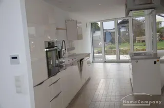 Reihenendhaus mit hochwertiger Einbauküche, Renoviertes Haus, mit 3 Terassen/ Balkone, Gartenbenutzung,