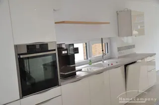 Reihenendhaus mit hochwertiger Einbauküche, Renoviertes Haus, mit 3 Terassen/ Balkone, Gartenbenutzung,