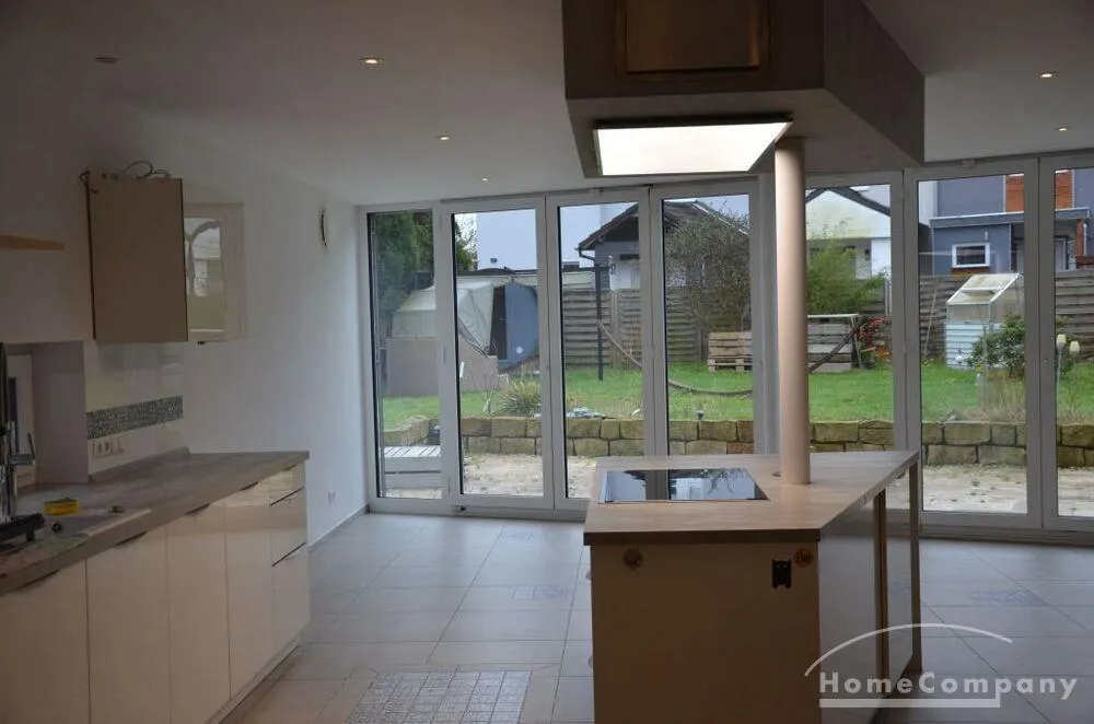 Reihenendhaus mit hochwertiger Einbauküche. Renoviertes Haus mit 3 Terassen bzw. Balkonen; Garten zur Mitbenutzung.