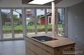 Reihenendhaus mit hochwertiger Einbauküche. Renoviertes Haus mit 3 Terassen bzw. Balkonen; Garten zur Mitbenutzung.