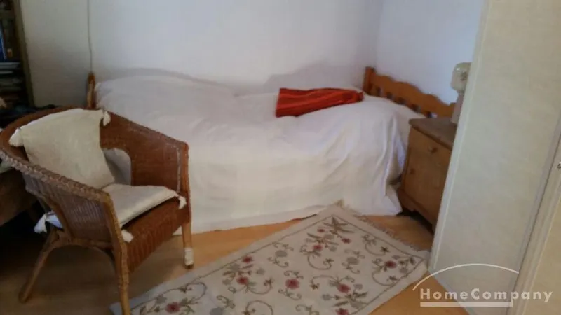 1 schönes, möbliertes Zimmer in einer 3 Zi.Whg.