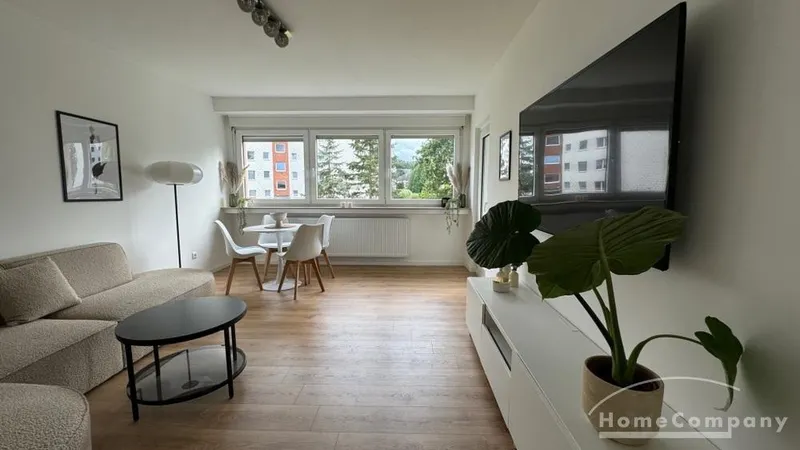 3 Zi.-Whg., möbliert, 1. OG, mit Balkon Richtung Süden; neu ausgestattete und top sanierte Wohnung, separater PKW-Stellplatz vor dem Haus.