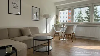 3 Zi.-Whg., möbliert, 1. OG, mit Balkon Richtung Süden; neu ausgestattete und top sanierte Wohnung, separater PKW-Stellplatz vor dem Haus.