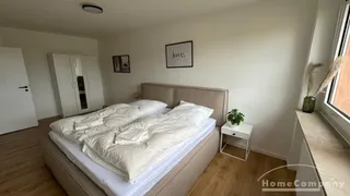 3 Zi.-Whg., möbliert, 1. OG, mit Balkon Richtung Süden; neu ausgestattete und top sanierte Wohnung, separater PKW-Stellplatz vor dem Haus.