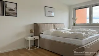 3 Zi.-Whg., möbliert, 1. OG, mit Balkon Richtung Süden; neu ausgestattete und top sanierte Wohnung, separater PKW-Stellplatz vor dem Haus.