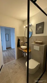 3 Zi.-Whg., möbliert, 1. OG, mit Balkon Richtung Süden; neu ausgestattete und top sanierte Wohnung, separater PKW-Stellplatz vor dem Haus.