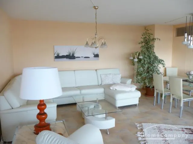 3 Zi. Whg, saniert, möbliert,  Großes Wohn/Esszimmer (60 qm),  2 Balkone PKW Stellplatz vorhanden.