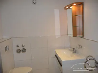 3 Zi. Whg, saniert, möbliert,  Großes Wohn/Esszimmer (60 qm),  2 Balkone PKW Stellplatz vorhanden.