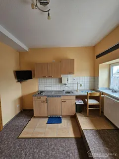 1 möbliertes Zimmer in einer Wohnetage.