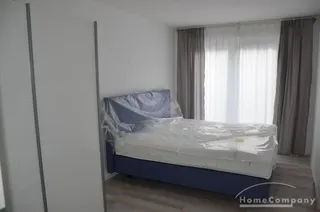 2 Zi. Whg., möbliert, EG (Hochparterre mit Aufzug vom Eingangsbereich des Hauses), Balkon nach Westen.Tiefgarageneinstellplatz im Haus.