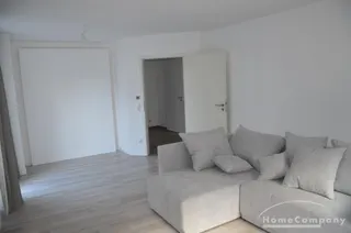 2 Zi. Whg., möbliert, EG (Hochparterre mit Aufzug vom Eingangsbereich des Hauses), Balkon nach Westen.Tiefgarageneinstellplatz im Haus.