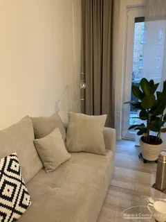 2 Zi. Whg., möbliert, EG (Hochparterre mit Aufzug vom Eingangsbereich des Hauses), Balkon nach Westen.Tiefgarageneinstellplatz im Haus.