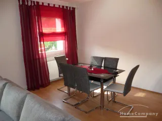 3 Zi.Whg., 1. OG, teilmöbliert/möbliert. Eigener Garten.