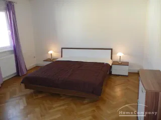 3 Zi.Whg., 1. OG, teilmöbliert/möbliert. Eigener Garten.