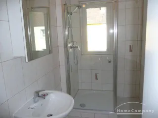 3 Zi.Whg., 1. OG, teilmöbliert/möbliert. Eigener Garten.