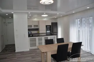 3 Zi. Wohnung, 2. OG,  hochwertig möbliert und ausgestattet, Fußbodenhzg, barrierefreie Wohnung mit Aufzug von der Tiefgarage bis zur Wohnung.