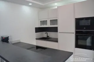 3 Zi. Wohnung, 2. OG,  hochwertig möbliert und ausgestattet, Fußbodenhzg, barrierefreie Wohnung mit Aufzug von der Tiefgarage bis zur Wohnung.