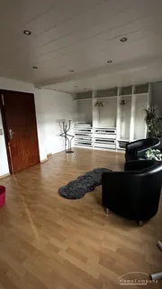 Schöne, neu ausgestattete Wohnung, 1. OG. Mit Loggia.