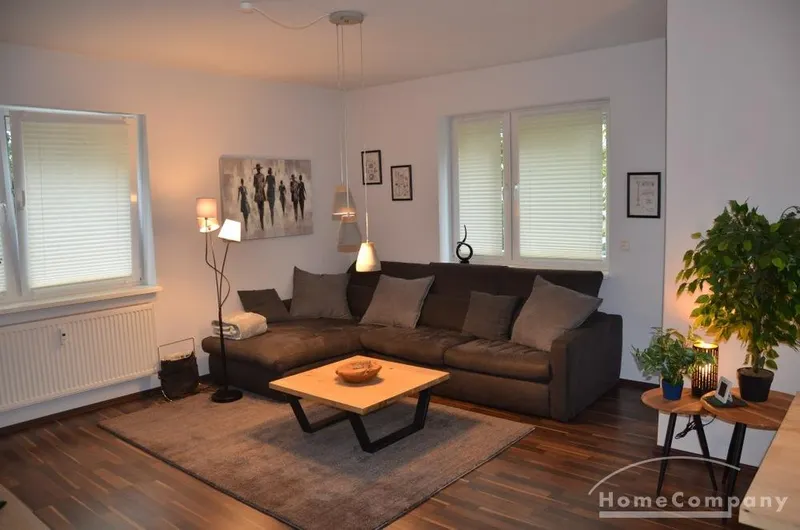 Moderne, schöne 2 Zi.Whg., möbliert, mit Balkon und PKW Stellplatz in ruhiger Lage.