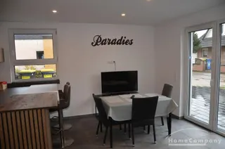 DHH links, Neubau (2024) möbliert, mit Terrasse. 3 sep. Schlafzimmer im 1. OG.
