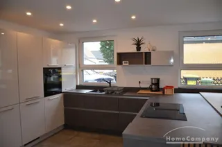 DHH links, Neubau (2024) möbliert, mit Terrasse. 3 sep. Schlafzimmer im 1. OG.
