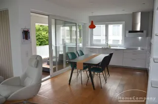 Hochwertige, geschmackvoll und komplett ausgestattete 4 Zi. Whg, 2 Bäder, offene, moderne Ausstattung/Möblierung, Loggia, 2 Stellplätze.