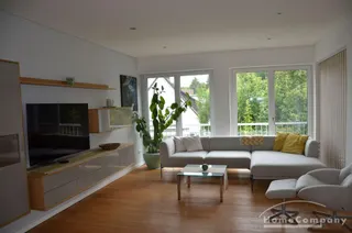 Hochwertige, geschmackvoll und komplett ausgestattete 4 Zi. Whg, 2 Bäder, offene, moderne Ausstattung/Möblierung, Loggia, 2 Stellplätze.