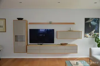 Hochwertige, geschmackvoll und komplett ausgestattete 4 Zi. Whg, 2 Bäder, offene, moderne Ausstattung/Möblierung, Loggia, 2 Stellplätze.