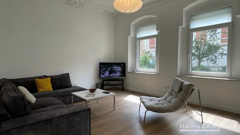 5 Zimmer-Wohnung, möbliert, EG bzw. Hochparterre, aufwändig sanierter Altbau in sehr guter Lage.