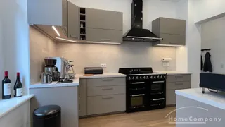 5 Zimmer-Wohnung, möbliert, EG bzw. Hochparterre, aufwändig sanierter Altbau in sehr guter Lage.