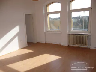 5 Zi.Whg., unmöbliert, im 3. OG. Geeignet als 3er oder 4er WG. Küche leer, renovierte Whg. in zentraler Lage bzw. in der Nähe der TU.