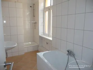5 Zi.Whg., unmöbliert, im 3. OG. Geeignet als 3er oder 4er WG. Küche leer, renovierte Whg. in zentraler Lage bzw. in der Nähe der TU.