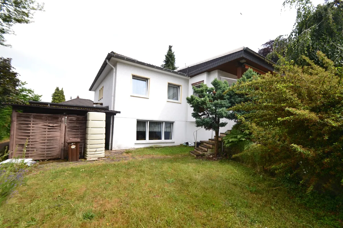 Rückansicht des Hauses mit Garten