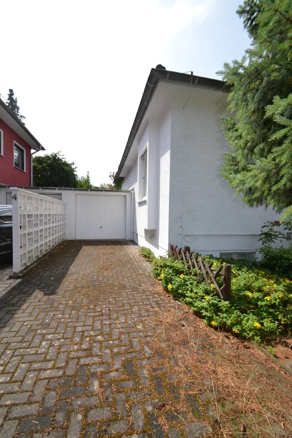 Garagenzufahrt seitlich des Haues