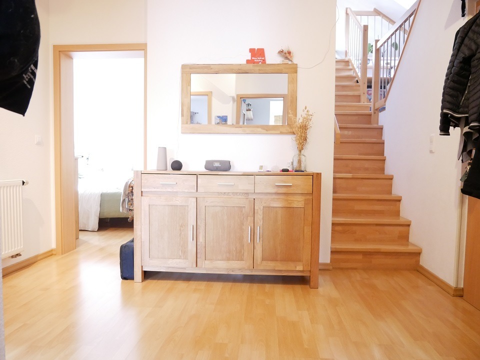 diele mit treppe in die zweite ebene