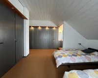 großes Schlafzimmer mit Einbaumöbel